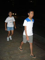 夜のピクニック。「お兄ちゃん、まって〜」