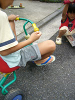 それ、ボクの三輪車!